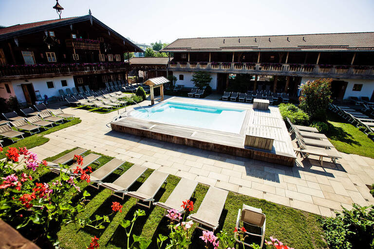 Ein einladender Außenpool umgeben von Blumen in der Therme Eins von Bad Füssing.