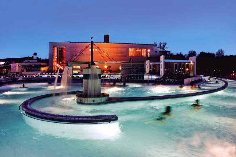 Eine in der Dunkelheit illuminierter Pool in der Europa Therme Bad Füssing.