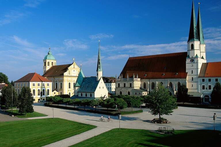 Ein malerischer Blick auf das steinerne Stadtbild von Altötting und den Kapellplatz.