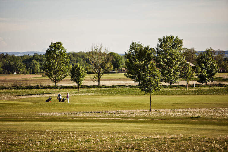 Ein weitläufiger Golfplatz in der strahlenden Morgenlandschaft, perfekt zum Golfen in Bad Füssing.